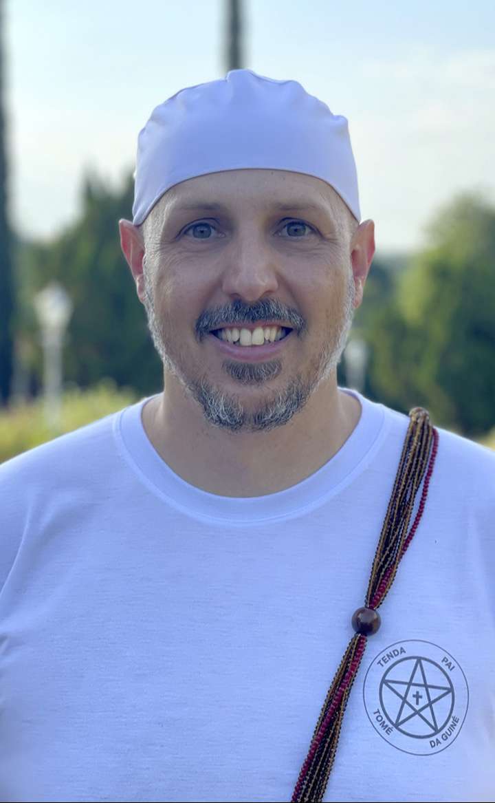 Sou Sergio Maresca, dirigente da Tenda Pai Tomé da Guiné e sacerdote de Kimbanda há décadas dedicado ao estudo e prática espiritual.