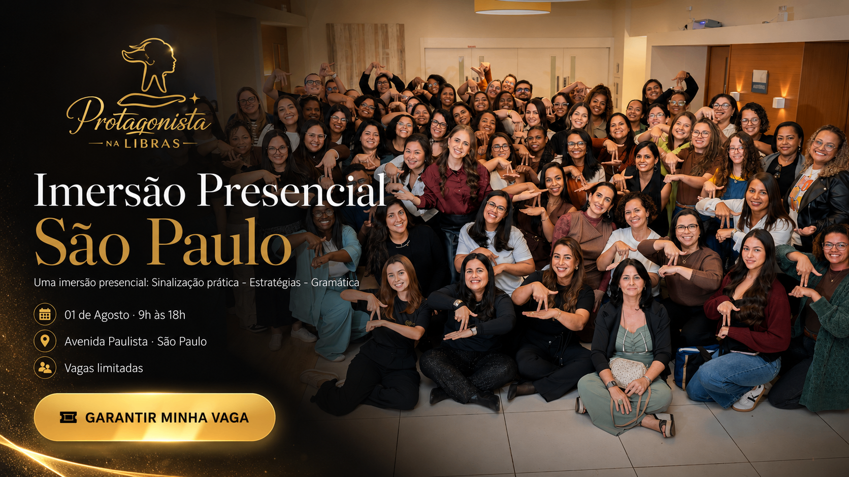 Rebeca Vaz ensinando em um evento presencial de Libras com a turma