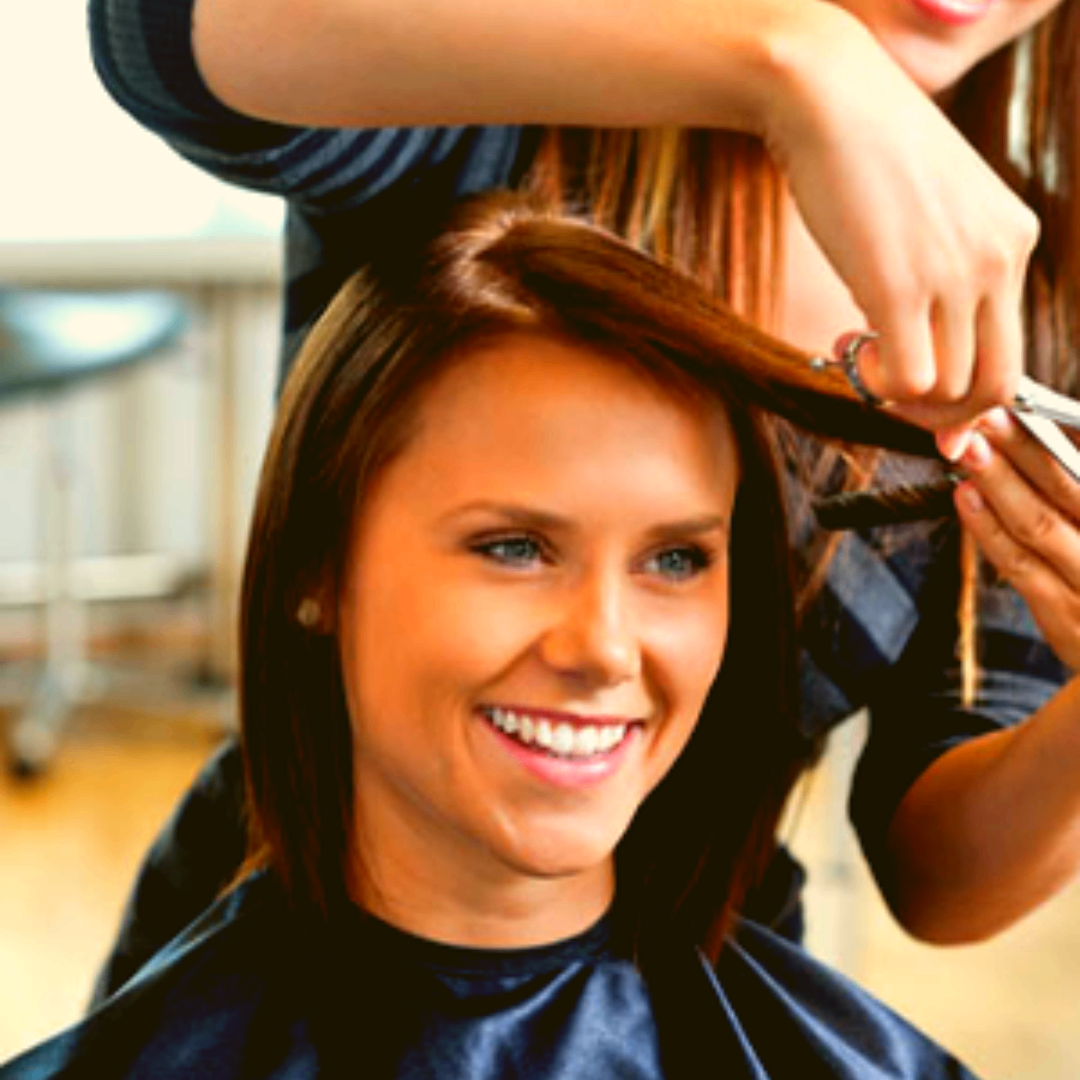 Salão de beleza profissional com cliente
