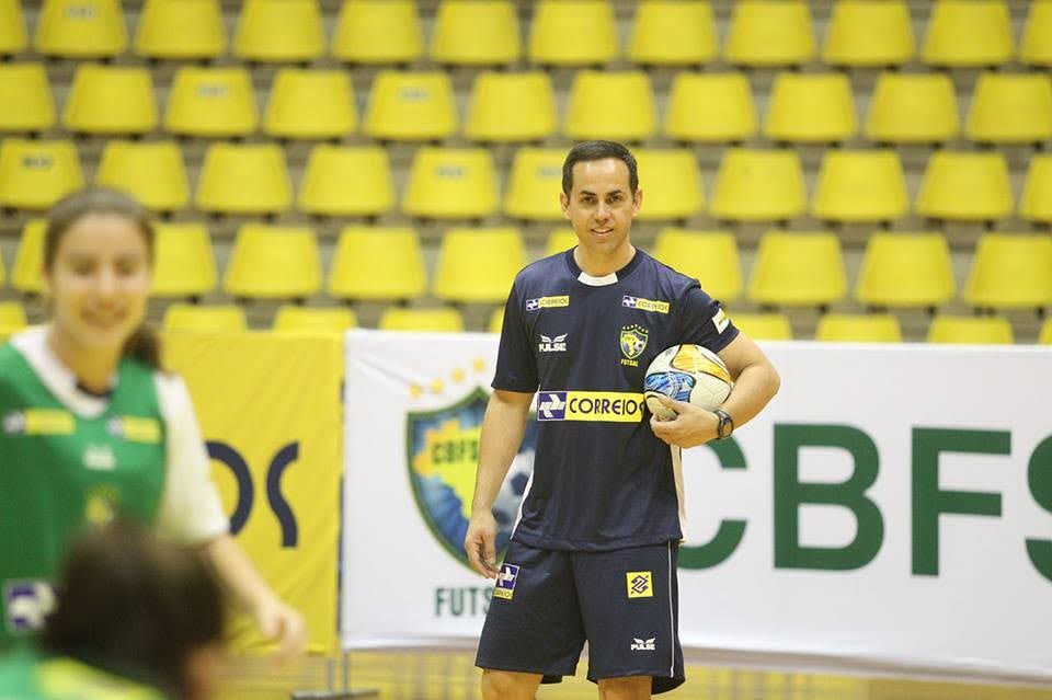 Harrison Muzzy com troféus e na quadra