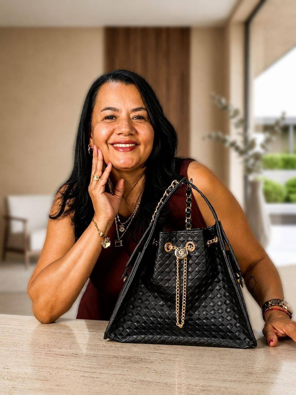 Claudia Peres sorrindo com a Bolsa Grazi preta