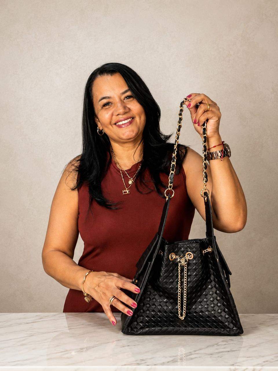 Bolsa Grazi preta em fundo branco