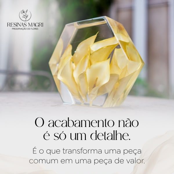 Mão polindo uma peça de resina