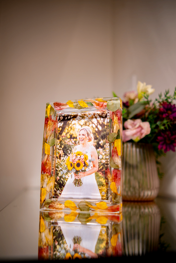 Porta-retrato de resina com flores secas