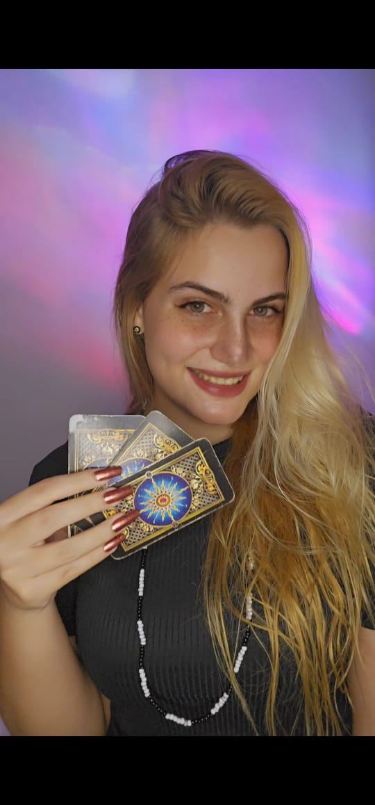 Foto da criadora do curso Tarot 24.