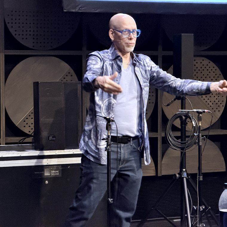 Bob McCarthy ministrando o seminário Desenho e Otimização de Sistemas