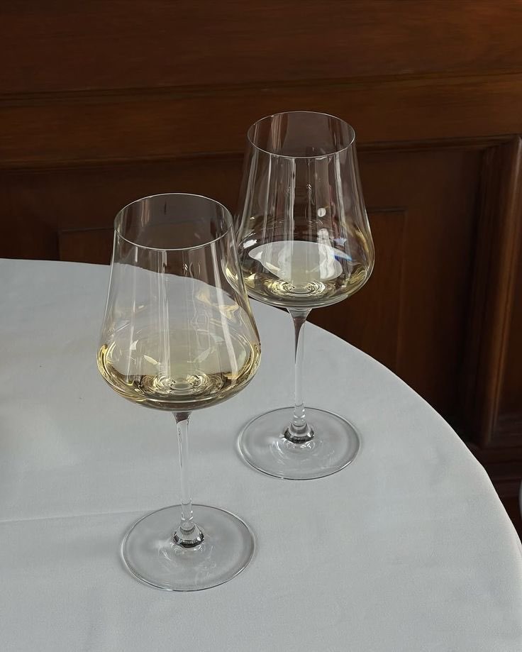 Pessoa degustando vinho em um ambiente sofisticado