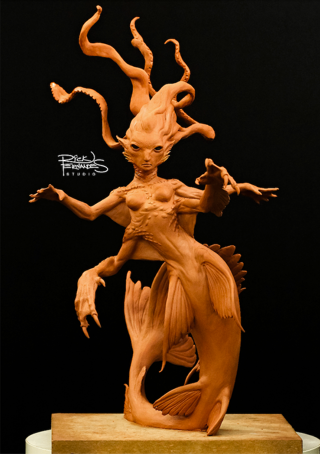 Escultura de uma sereia em plastilina