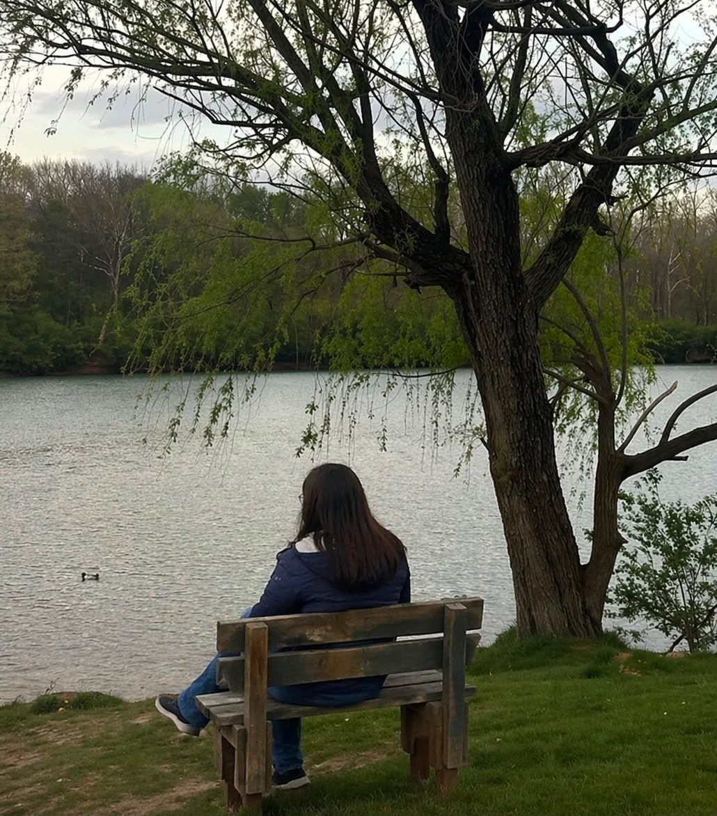 Pessoa meditando em um ambiente calmo
