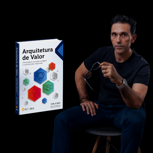 Foto do autor com o livro Arquitetura de Valor