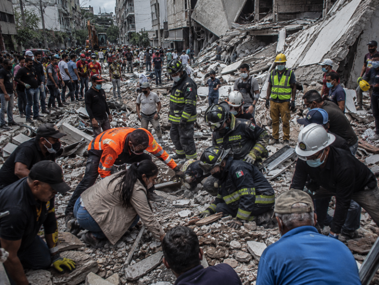 Familia preparándose para una emergencia