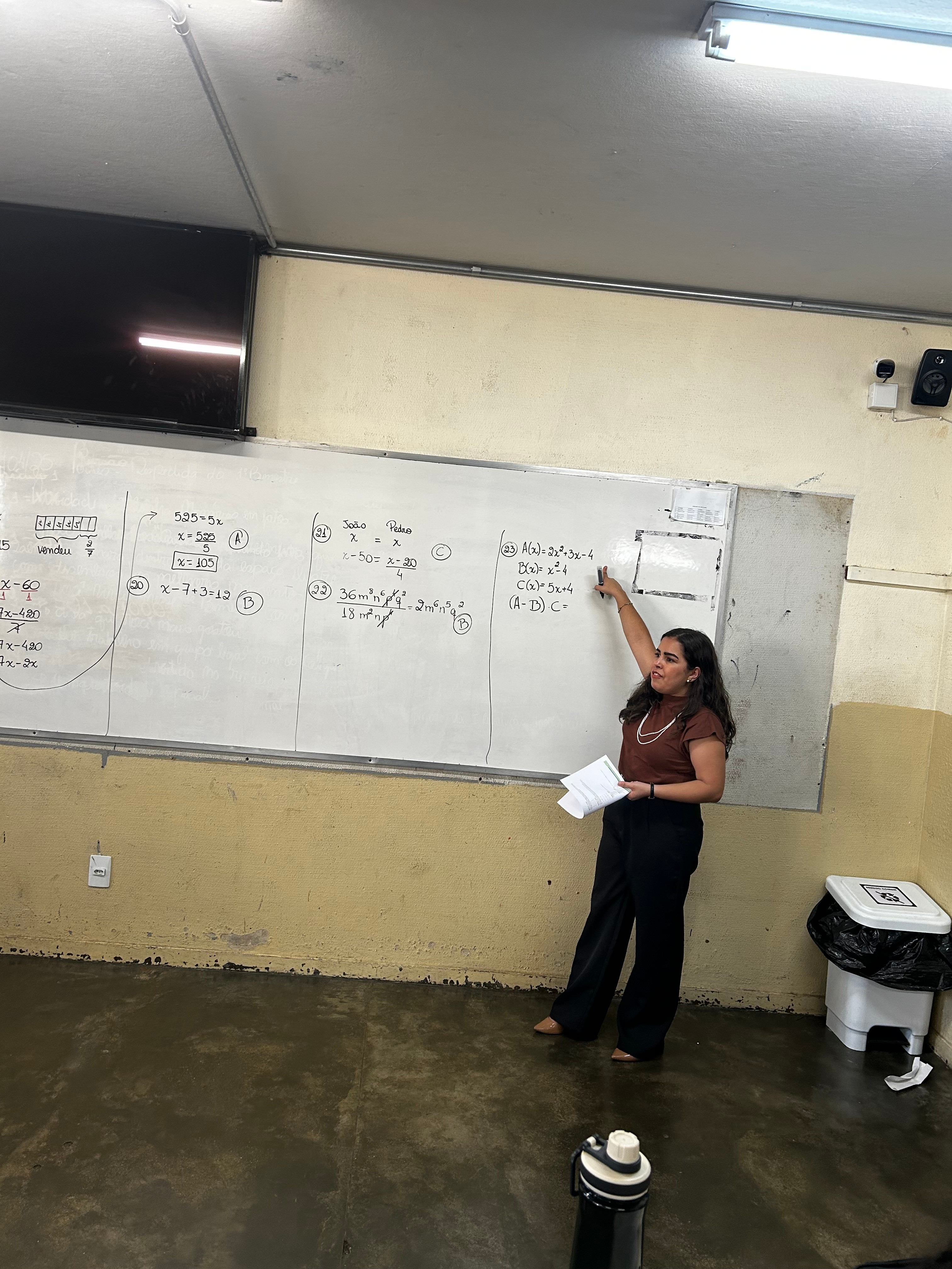Professora Luana Oliveira Lima em sala de aula, sorrindo