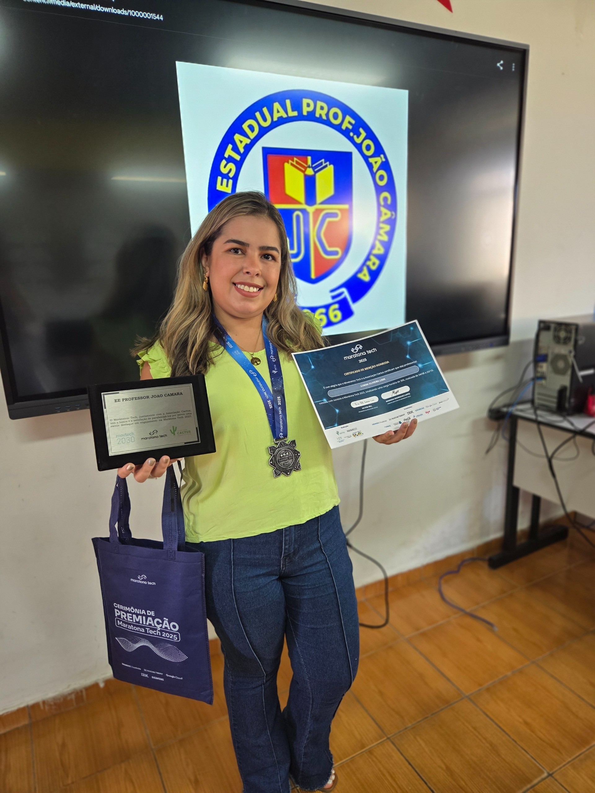 Troféu dourado e medalhas de premiação em um fundo escuro