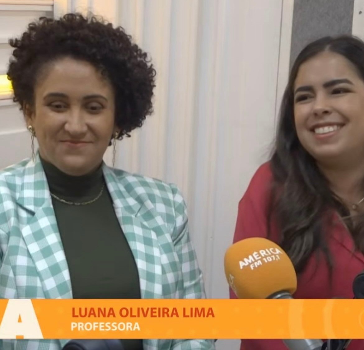 Luana Oliveira Lima palestrando em um evento de educação