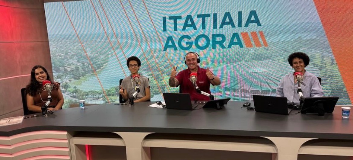 Luana Oliveira Lima sendo entrevistada em estúdio de rádio