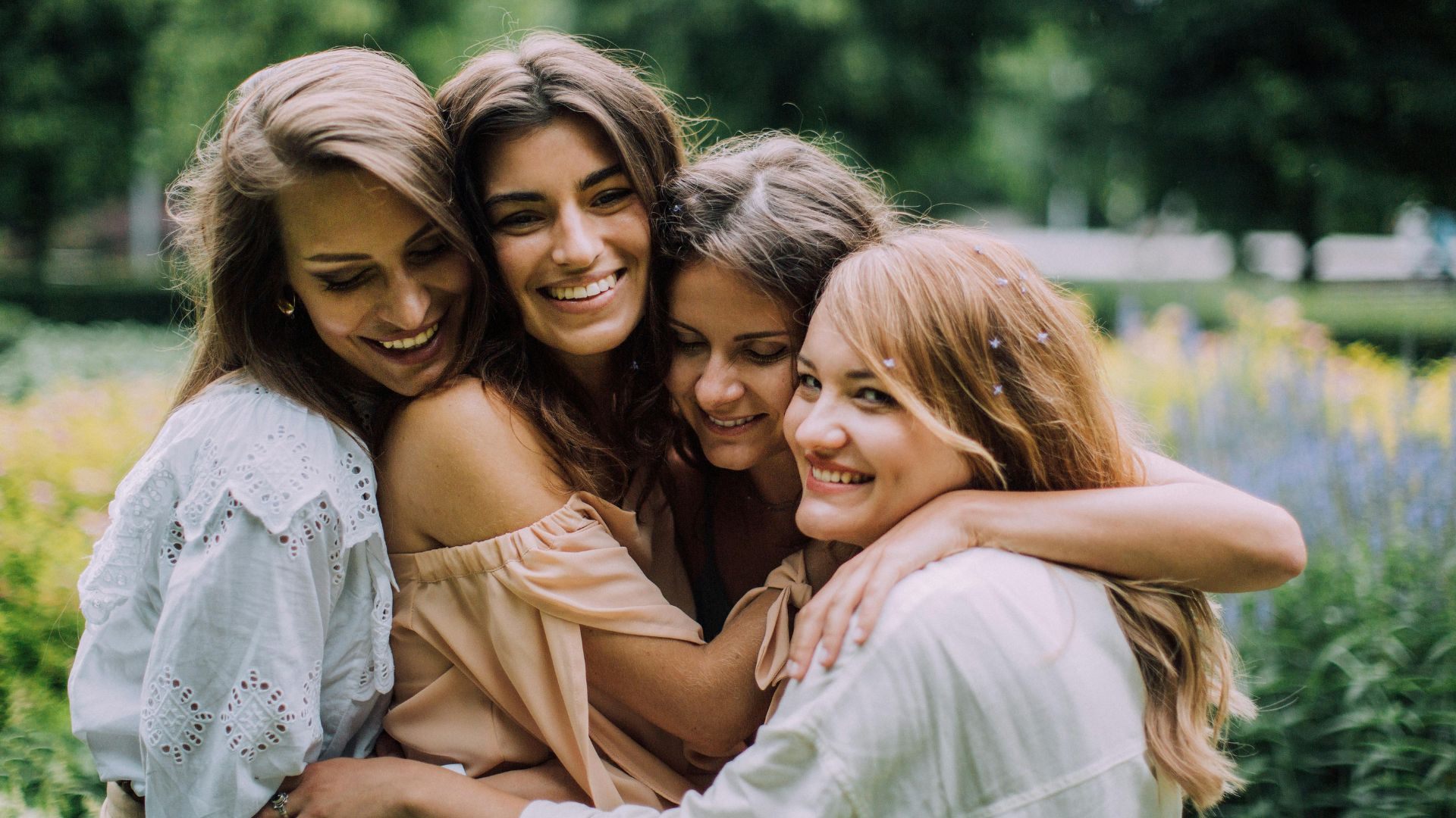 Mulher feliz em um relacionamento saudável