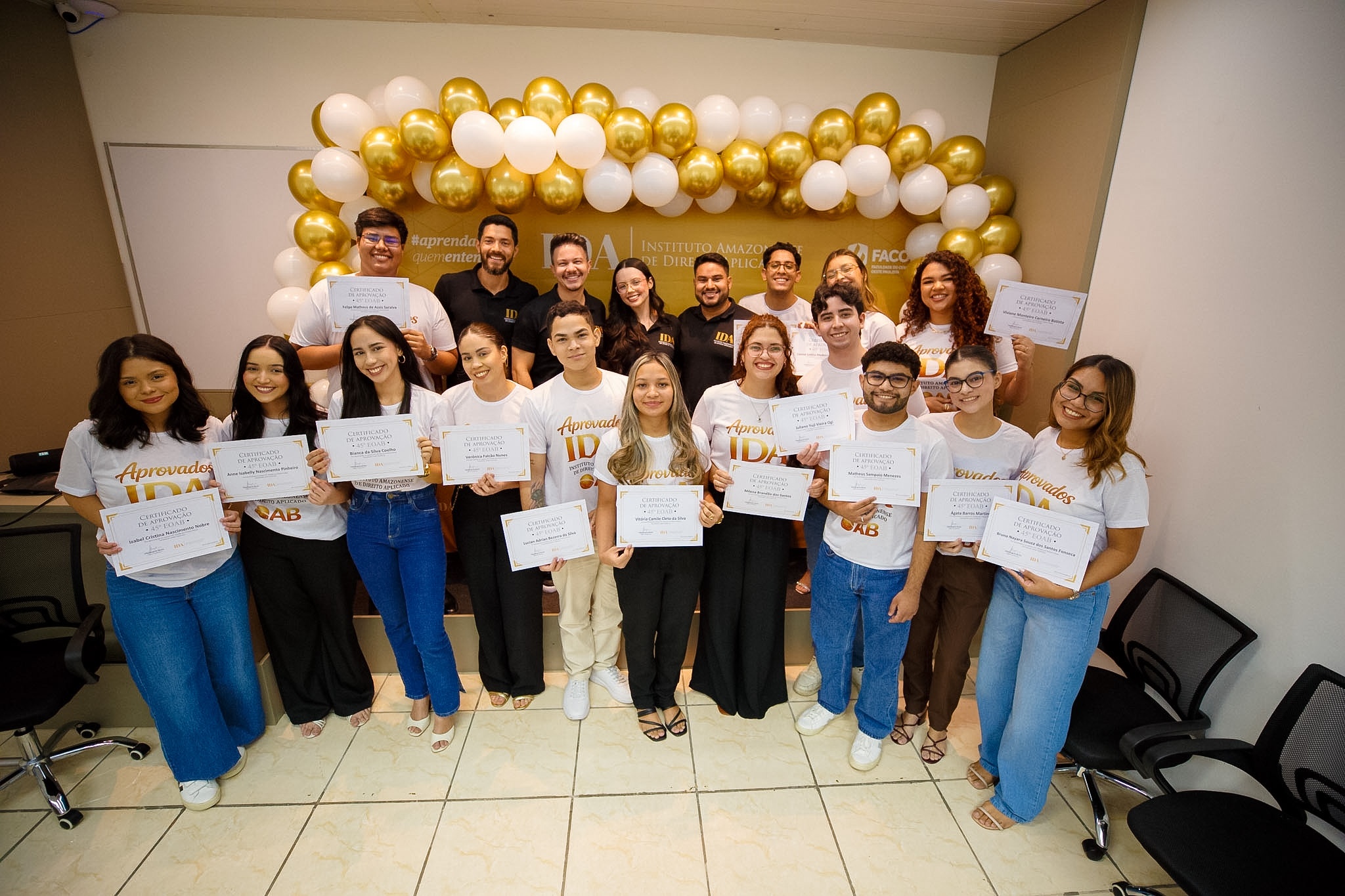 Cerimônia de formatura com diplomas
