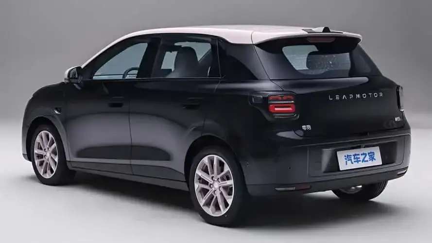 Homem de negócios satisfeito ao lado do seu carro elétrico BYD.