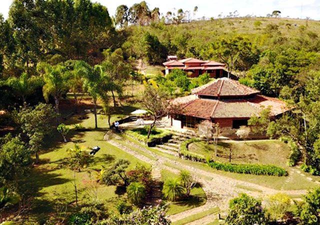 Jardim da Pousada Prana Lorien com caminho de pedra, bambus e plantas tropicais