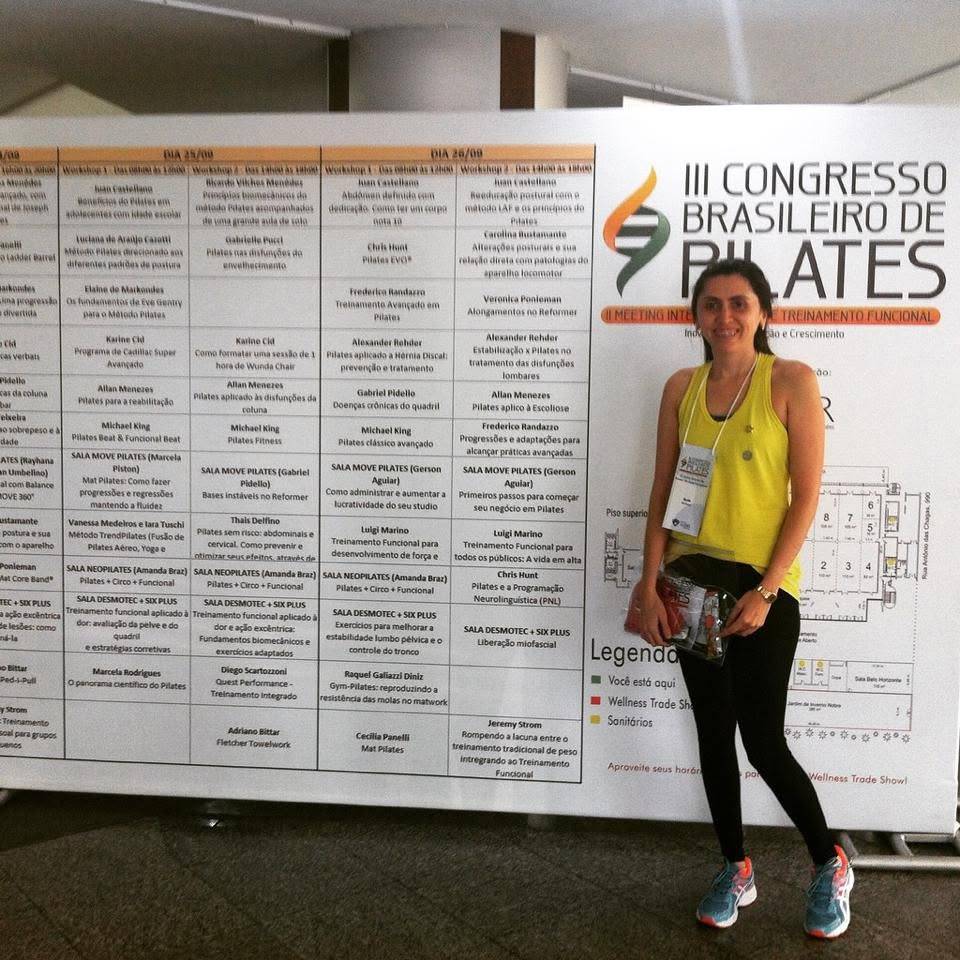 Mulher em um escritório, com expressão de insatisfação
