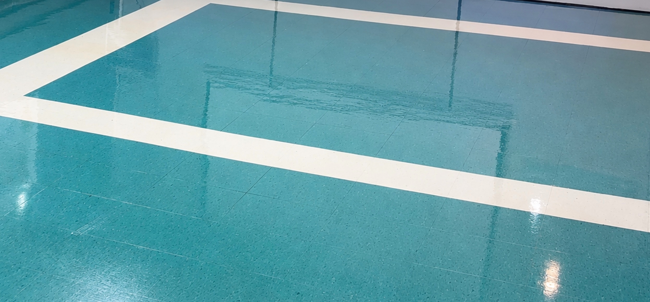 Aplicação de acabamento acrílico em piso