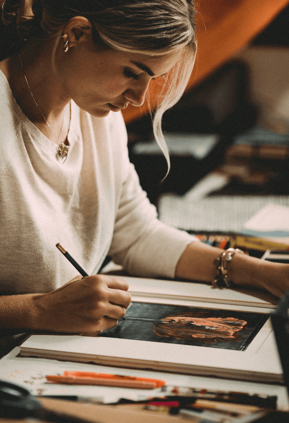 Artista pensativo en su estudio