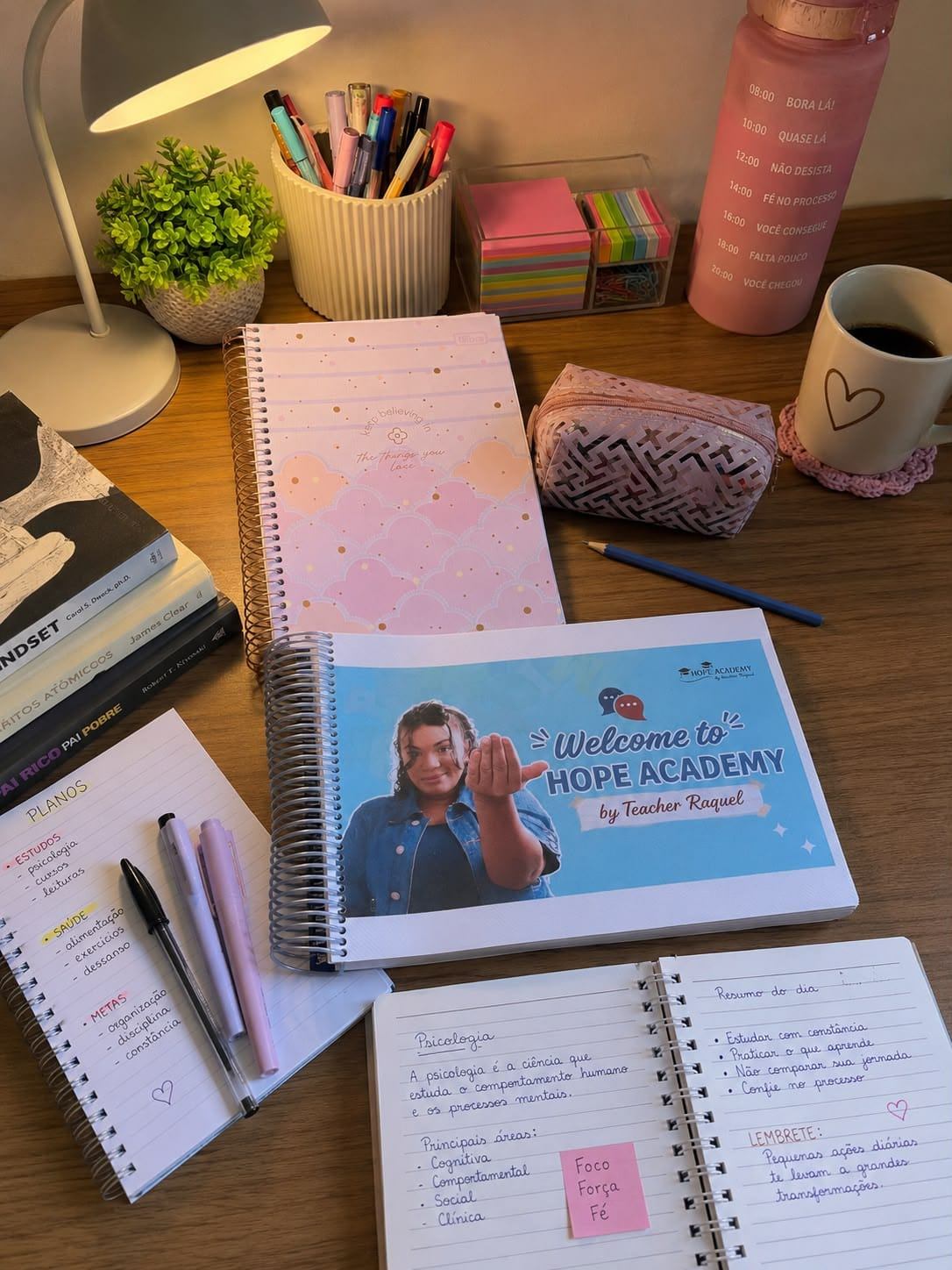 Caneta e caderno com anotações