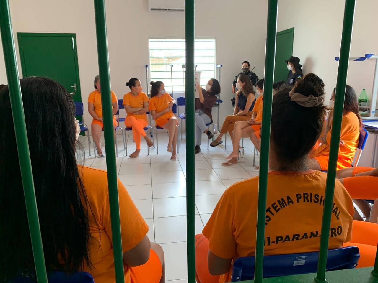Grupo diversificado de profissionais aprendendo juntos
