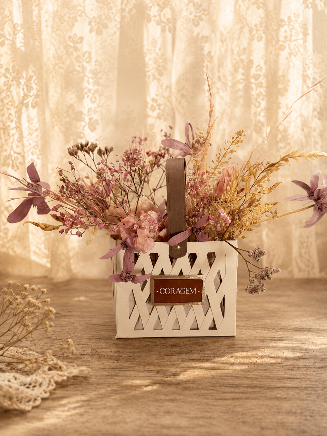 Cesta de papel com materiais de papelaria