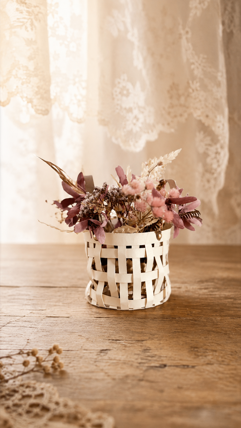 Cesta de papel com flores de papel