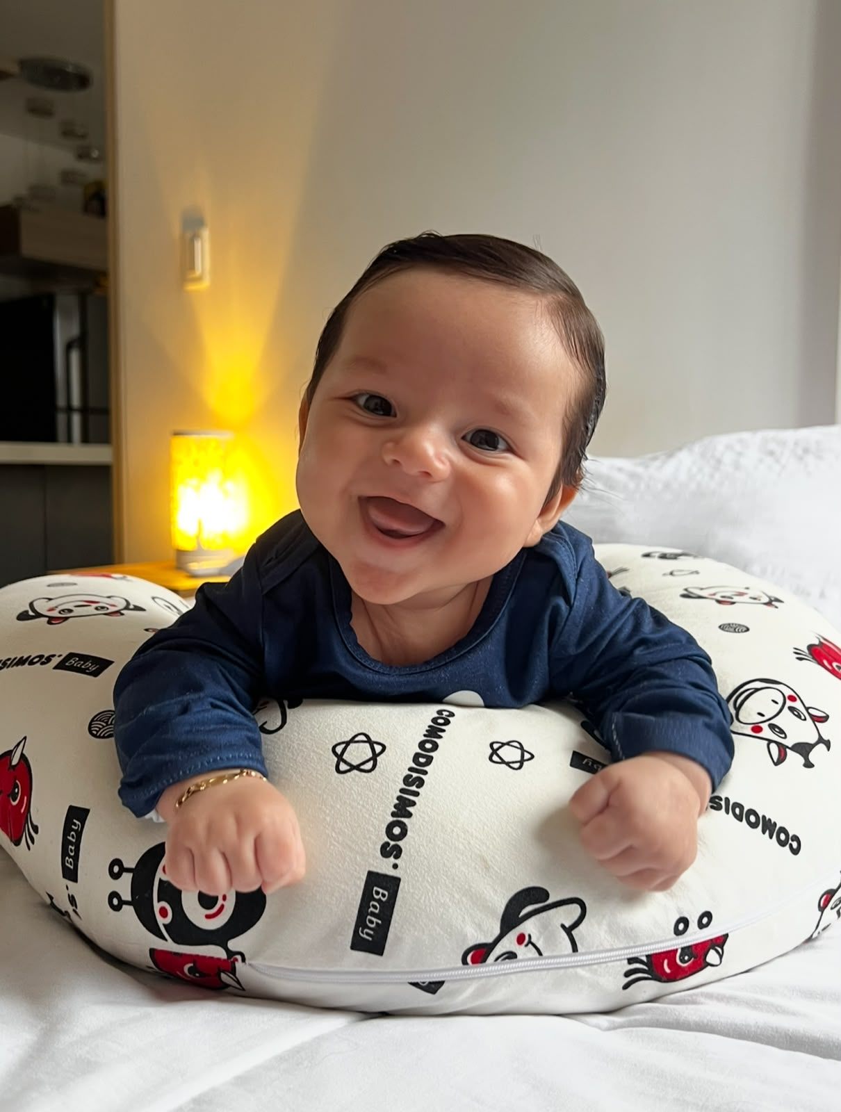 Padres jugando con su bebé en el primer año