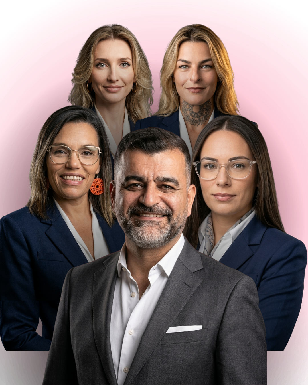 Consultor orientando um cliente em reunião