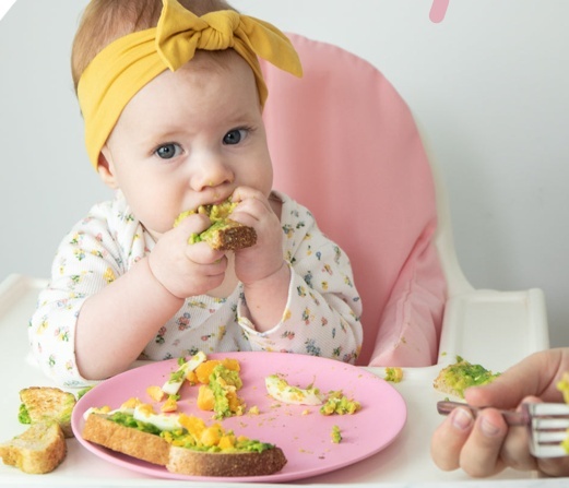 Bebê comendo feliz