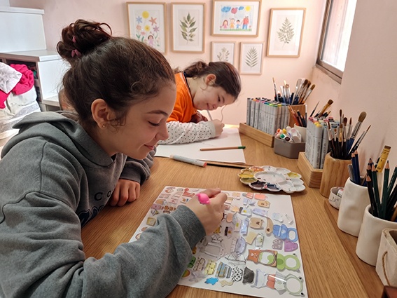 Criança desenhando focada e feliz