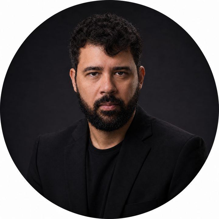 Thiago de Santana, professor do Preparatório CTBMF, ao fundo da capa do vídeo.
