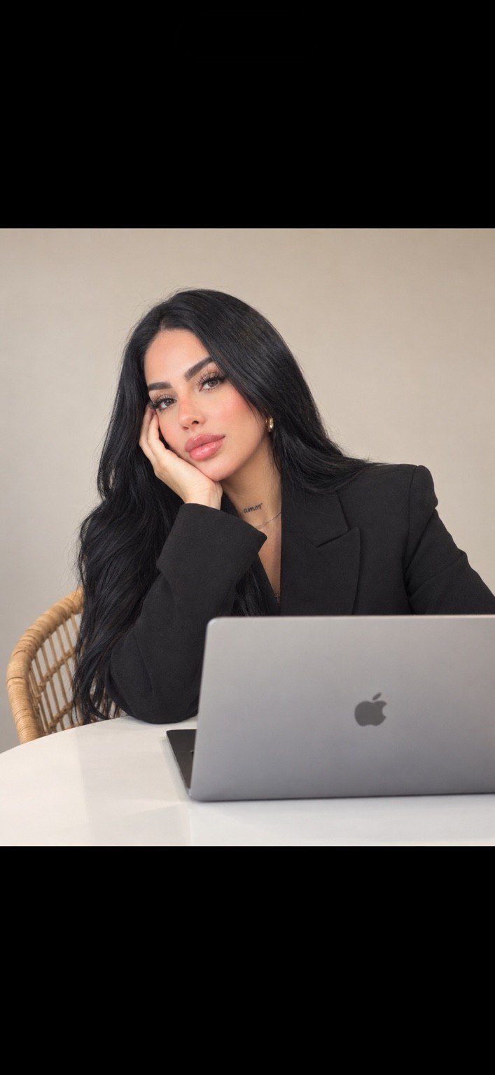 Emprendedora trabajando con laptop
