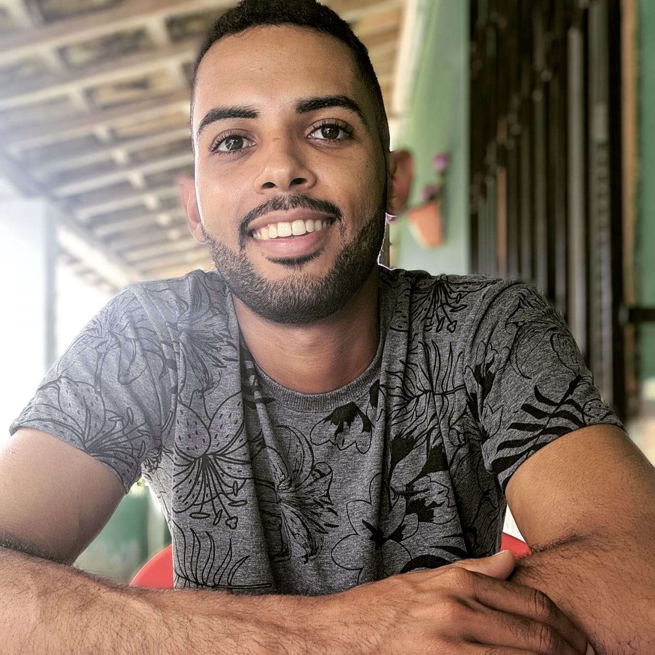 Rozemyllo é incrível, recomendo muito! Excelente músico, professor e pessoa maravilhosa!! Paciente e detalhista, consegue transmitir seu conhecimento de forma bem tranquila! Sempre incentivando, fez com que seu conhecimento fluísse através dos ensinamentos,e graças a isso aprendi a tocar ! Muito obrigado por tudo!