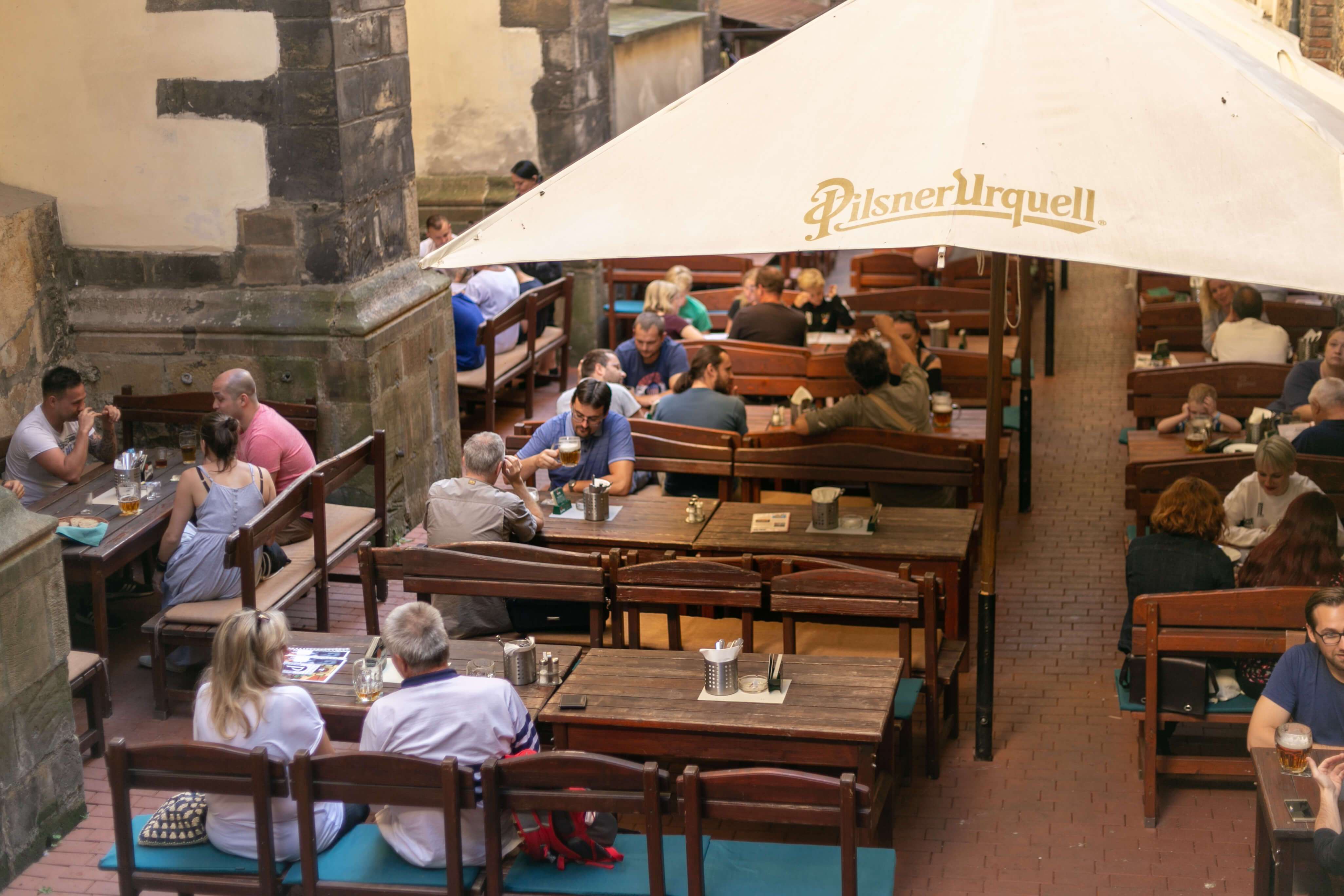 Restaurante em estilo beergarden em Praga